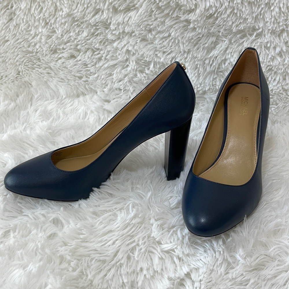 Michael Kors navy pumps
